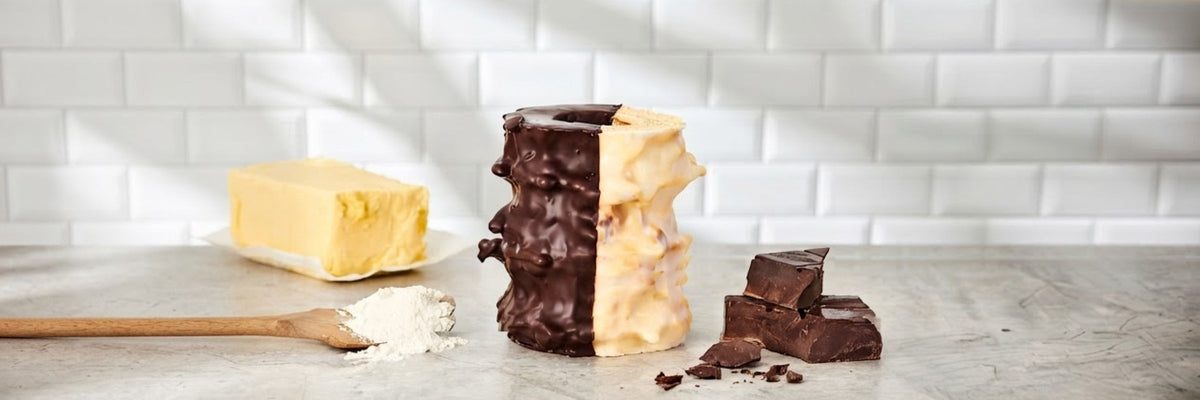Baumkuchen zur Hälfte mit Fondant, zur Hälfte mit Zartbitterschokolade überzogen