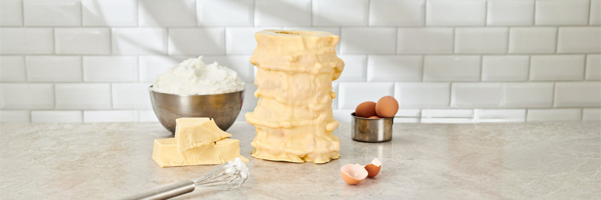 Baumkuchen mit weißer Schokolade neben weißen Schokoladenstücken