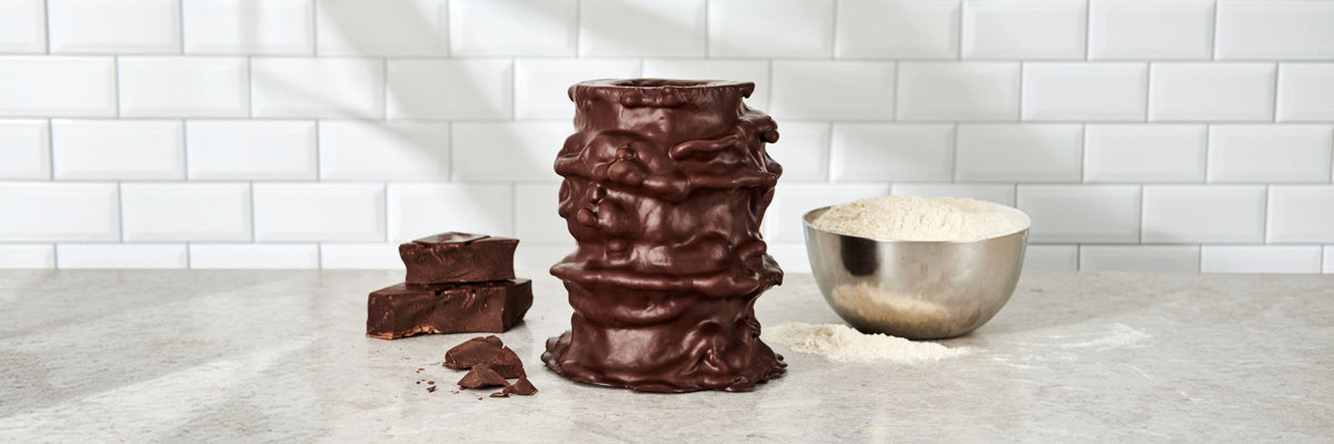 Baumkuchen mit Zartbitterschokolade und dunklen Schokoladenstücken