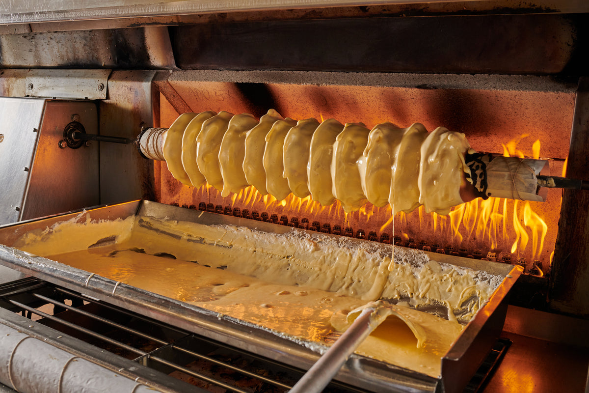 Baumkuchen auf der Buchenholzwalze über offenem Feuer