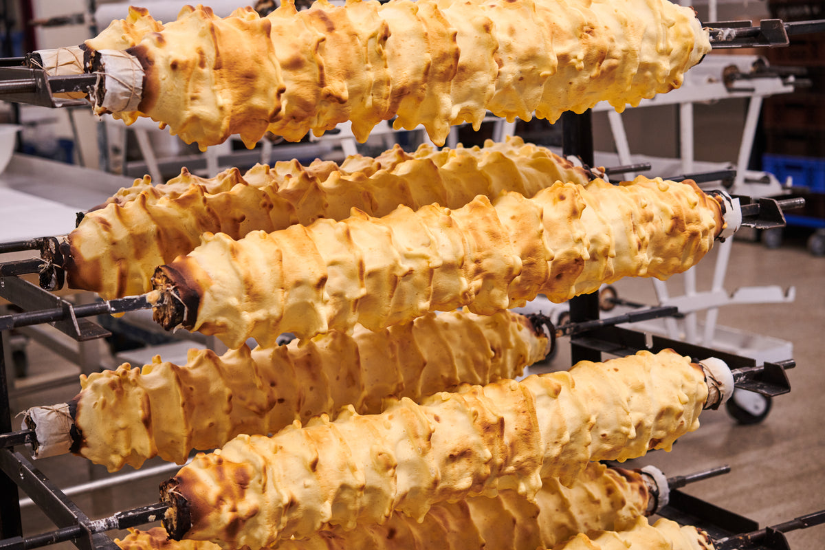 Fertige Baumkuchen auf dem Gestell in der Manufaktur